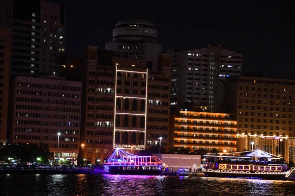 DUBAI, BAE - 31 Aralık 2023 'te Dubai Creek' in Al Seef 'ten gece Dubai, BAE' de görüntüsü.