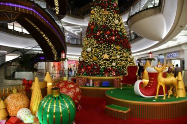 DUBAI, BAE - 31 Aralık 2021 'de Dubai, BAE' deki Bur Juman alışveriş merkezinde görüldü. Al Ghurair City 'den sonra Dubai' de açılan ikinci büyük alışveriş merkeziydi..