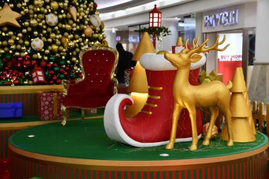 DUBAI, BAE - 31 Aralık 2021 'de Dubai, BAE' deki Bur Juman alışveriş merkezinde görüldü. Al Ghurair City 'den sonra Dubai' de açılan ikinci büyük alışveriş merkeziydi..