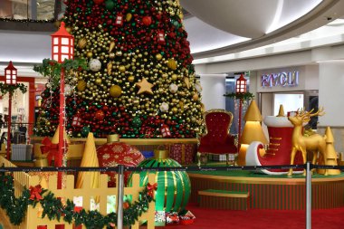 DUBAI, BAE - 31 Aralık 2021 'de Dubai, BAE' deki Bur Juman alışveriş merkezinde görüldü. Al Ghurair City 'den sonra Dubai' de açılan ikinci büyük alışveriş merkeziydi..