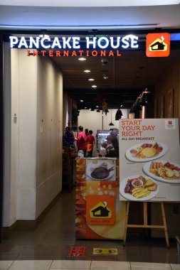 DUBAI, BAE - 31 Aralık 2021 'de Dubai, BAE' deki Bur Juman alışveriş merkezinde görülen Uluslararası Krep Evi. Al Ghurair City 'den sonra Dubai' de açılan ikinci büyük alışveriş merkeziydi..