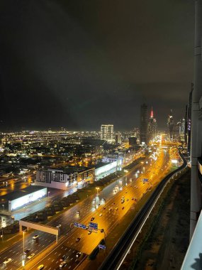 DUBAI, BAE - 1 Ocak 2023 'te Sheikh Zayed Yolu' nun Dubai, BAE 'deki görüntüsü.