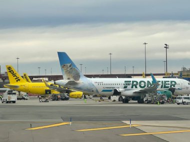 NEWARK, NJ - 3 Ocak 2022 'de Newark, New Jersey' deki Newark Uluslararası Havalimanı 'nda görülen Spirit Airlines & Frontier Airlines uçağı.