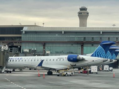 TORONTO, CANADA - 3 Ocak 2022 'de Kanada' nın Toronto kentindeki Pearson Uluslararası Havaalanında görülen United Express uçağı.