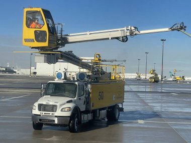 TORONTO, CANADA - 3 Ocak 2022 'de Kanada' nın Toronto kentindeki Pearson Uluslararası Havaalanında Deicing Truck.