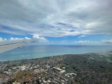 Hawaii 'deki Kauai Adası' na inmek üzere olan uçak.