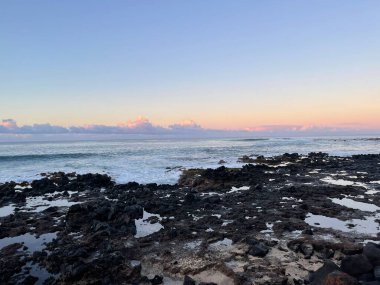 Hawaii 'deki Kauai Adası' ndaki Poipu Sahili 'nde gün doğumu