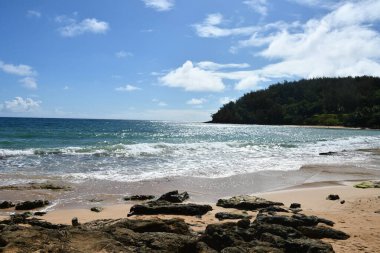 Hawaii, Kauai 'deki Anahola' daki Aliomanu Sahili 'nden görüntü