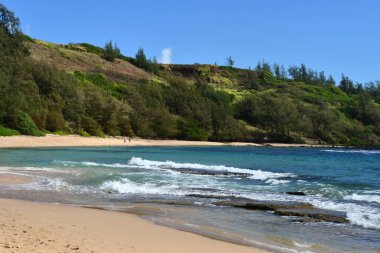 Hawaii, Kauai 'deki Anahola' daki Aliomanu Sahili 'nden görüntü