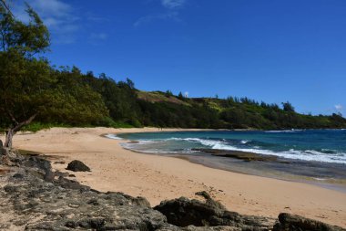 Hawaii, Kauai 'deki Anahola' daki Aliomanu Sahili 'nden görüntü