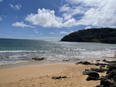 Hawaii, Kauai 'deki Anahola' daki Aliomanu Sahili 'nden görüntü
