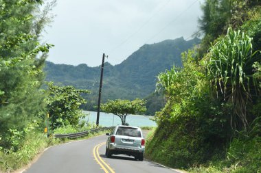 KAUAI HI - 19 AUG: 19 Ağustos 2021 'de görüldüğü gibi Hawaii' deki Kauai adasının etrafında araba sürmek.