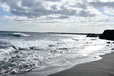 Hawaii 'deki Kauai Adası' ndaki Eleele 'deki Glass Plajı' nda kara kum.