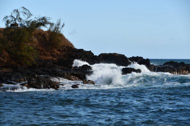 Hawaii 'deki Kauai Adası' ndaki Eleele 'deki Glass Plajı' nda kara kum.