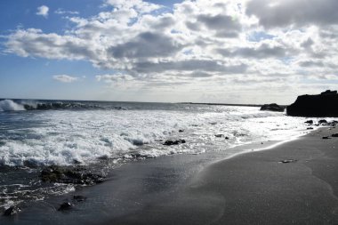 Hawaii 'deki Kauai Adası' ndaki Eleele 'deki Glass Plajı' nda kara kum.