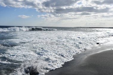 Hawaii 'deki Kauai Adası' ndaki Eleele 'deki Glass Plajı' nda kara kum.