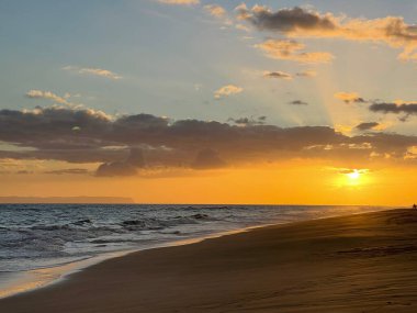 Hawaii, Kauai 'deki Kekaha Sahil Parkı' nda günbatımı