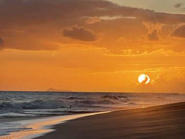 Hawaii, Kauai 'deki Kekaha Sahil Parkı' nda günbatımı