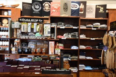 LIHUE, HI - 20 AUG: 20 Ağustos 2021 'de Hawaii' nin Kauai adasındaki Kilohana Çiftliğindeki Koloa Rum Şirketi Mağazası ve Tatma Odası.