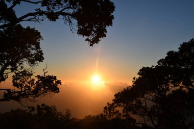 Hawaii 'deki Kauai Adası Kapaa' daki Kokee Eyalet Parkı 'nda Kalalau Gözcüsü' nden gün batımı manzarası