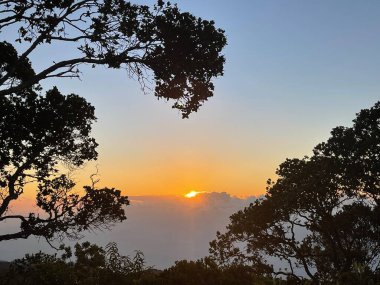 Hawaii 'deki Kauai Adası Kapaa' daki Kokee Eyalet Parkı 'nda Kalalau Gözcüsü' nden gün batımı manzarası