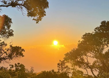 Hawaii 'deki Kauai Adası Kapaa' daki Kokee Eyalet Parkı 'nda Kalalau Gözcüsü' nden gün batımı manzarası