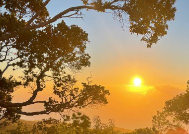 Hawaii 'deki Kauai Adası Kapaa' daki Kokee Eyalet Parkı 'nda Kalalau Gözcüsü' nden gün batımı manzarası