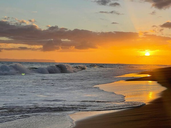 Закат в пляжном парке Кекаха на острове Кауаи, Гавайи