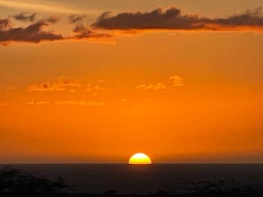 Hawaii 'deki Kailua Kona' da Pasifik Okyanusu üzerinde gün batımı
