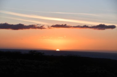 Hawaii 'deki Kailua Kona' da Pasifik Okyanusu üzerinde gün batımı