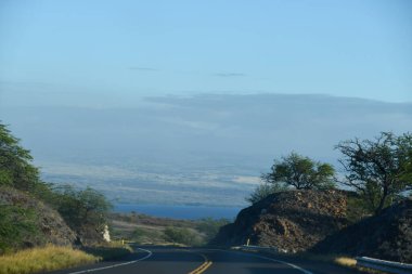 KOHALA, HI - 24 Ağustos 2021 'de Hawaii' deki Büyük Ada 'daki Kohala Sahil Yolu' ndan görüntü.