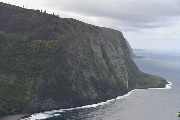 从美国夏威夷大岛威梅亚的瓦伊皮奥山谷向外张望的卡鲁哈因瀑布景观 — 图库照片