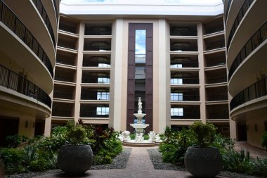 WAIKOLOA, HI - 26 AUG: Hawaii 'deki Hilton Waikoloa Village Resort' taki Saray Kuleleri, 26 Ağustos 2021 'de görüldüğü gibi.