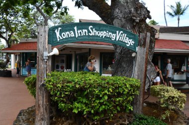KAILUA-KONA, HI - 23 AUG: Hawaii 'deki Kailua-Kona' daki Kona Hanı Alışveriş Köyü, 23 Ağustos 2021.