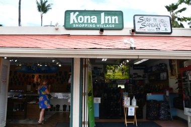 KAILUA-KONA, HI - 23 AUG: Hawaii 'deki Kailua-Kona' daki Kona Hanı Alışveriş Köyü 'nde sörf ve sandaletler, 23 Ağustos 2021' de görüldüğü gibi.
