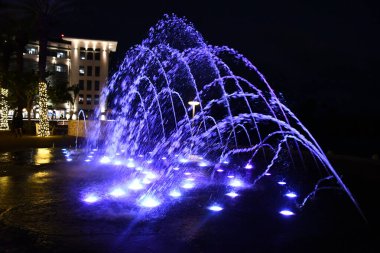 CAMANA BAY, CAYMAN Adaları - 20 Şubat 2022 'de Cayman Adaları' ndaki Grand Cayman Körfezi 'ndeki Camana Körfezi' nde Hilal Çeşmeleri.