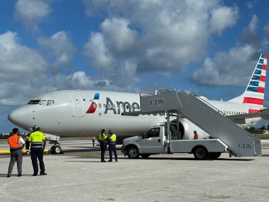 20 Şubat 2022 'de Cayman Adaları' nda Grand Cayman 'daki Owen Roberts Uluslararası Havalimanı' nda görülen Amerikan Hava Yolları uçağı.. 