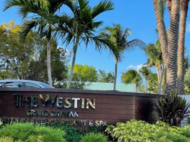 GRAND CAYMAN, CAYMAN Adaları - 20 Şubat 2022 'de görülen Büyük Cayman, Cayman Adaları' ndaki Westin Grand Cayman Grand Cayman Beach Resort & Spa.