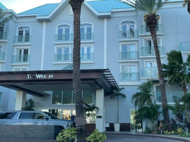 GRAND CAYMAN, CAYMAN Adaları - 20 Şubat 2022 'de görülen Büyük Cayman, Cayman Adaları' ndaki Westin Grand Cayman Grand Cayman Beach Resort & Spa.