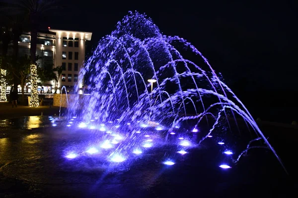 CAMANA BAY, CAYMAN Adaları - 20 Şubat 2022 'de Cayman Adaları' ndaki Grand Cayman Körfezi 'ndeki Camana Körfezi' nde Hilal Çeşmeleri.