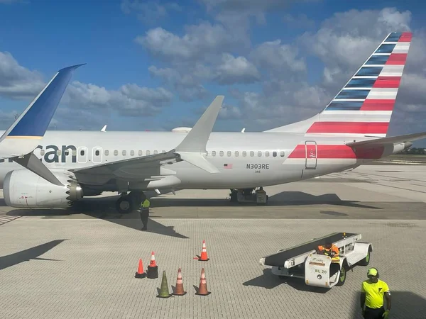 Grand Cayman Cayman Islands Февраля Самолет American Airlines Международном Аэропорту — стоковое фото