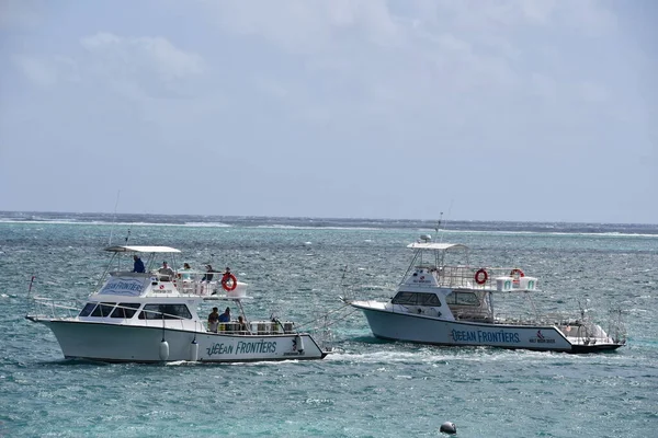 Doğu Sonu, CAYMAN Adaları - 21 Şubat 2022 'de Cayman Adaları' ndaki Grand Cayman Adaları 'ndaki East End' de görülen Okyanus Hudutları Şnorkel Tekneleri.