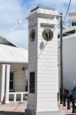 GEORGE TOWN, CAYMAN Adaları - 22 Şubat 1919 Barış Anıtı ve Saat Kulesi, Cayman Adaları, Grand Cayman üzerinde George Town, 22 Şubat 2022.