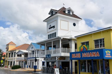 GEORGE TOWN, GRAND CAYMAN - 22 Şubat 2022 'de Cayman Adaları, Grand Cayman' daki George Town 'da şehir merkezindeki restoranlar, kafeler ve alışveriş.