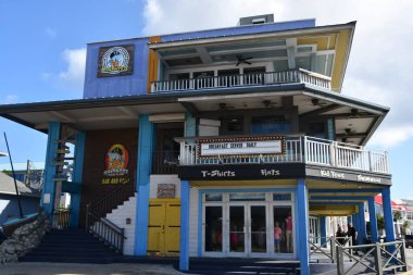 GEORGE TOWN, GRAND CAYMAN - 22 Şubat 2022 'de Cayman Adaları, Grand Cayman' daki George Town 'da şehir merkezindeki restoranlar, kafeler ve alışveriş.