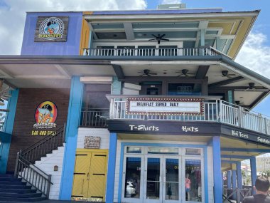 GEORGE TOWN, GRAND CAYMAN - 22 Şubat 2022 'de Cayman Adaları, Grand Cayman' daki George Town 'da şehir merkezindeki restoranlar, kafeler ve alışveriş.