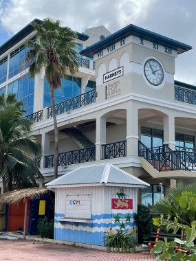 GEORGE TOWN, GRAND CAYMAN - 22 Şubat 2022 'de Cayman Adaları, Grand Cayman' daki George Town 'da şehir merkezindeki restoranlar, kafeler ve alışveriş.