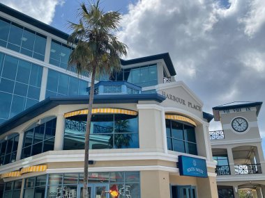 GEORGE TOWN, GRAND CAYMAN - 22 Şubat 2022 'de Cayman Adaları, Grand Cayman' daki George Town 'da şehir merkezindeki restoranlar, kafeler ve alışveriş.