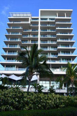 CAYMAN, CAYMAN ADALARI - 22 Şubat 2022 'de Cayman Adaları' ndaki Grand Cayman Sahili 'ndeki Kimpton Seafire Resort ve Spa.