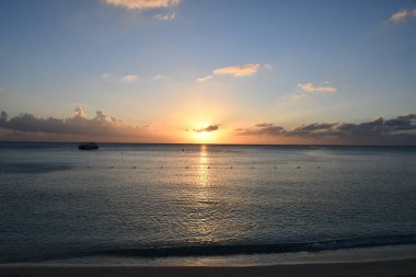 Cayman Adaları 'ndaki Grand Cayman' daki Seven Mile Plajı 'ndan gün batımı manzarası